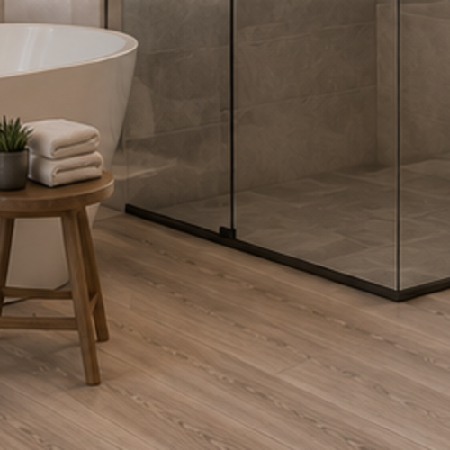 Baño con bañera exenta y suelo laminado efecto madera