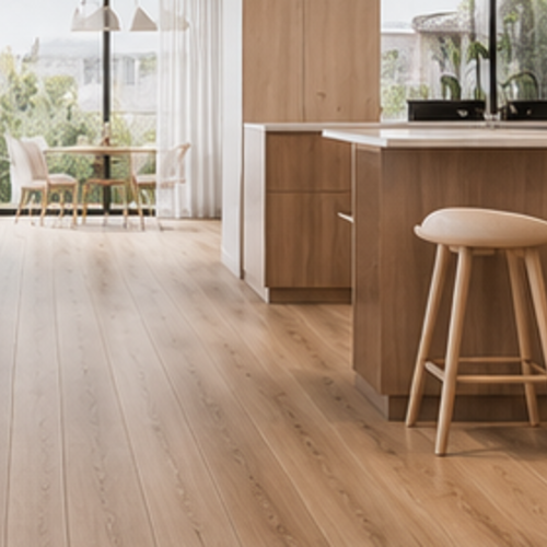 Cocina abierta con isla y suelo laminado de roble