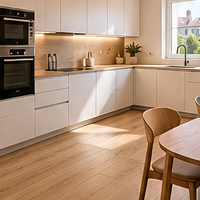 Cocina con suelo de vinilo efecto madera