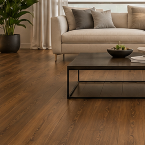 Salón con sofá y suelo laminado cálido de madera